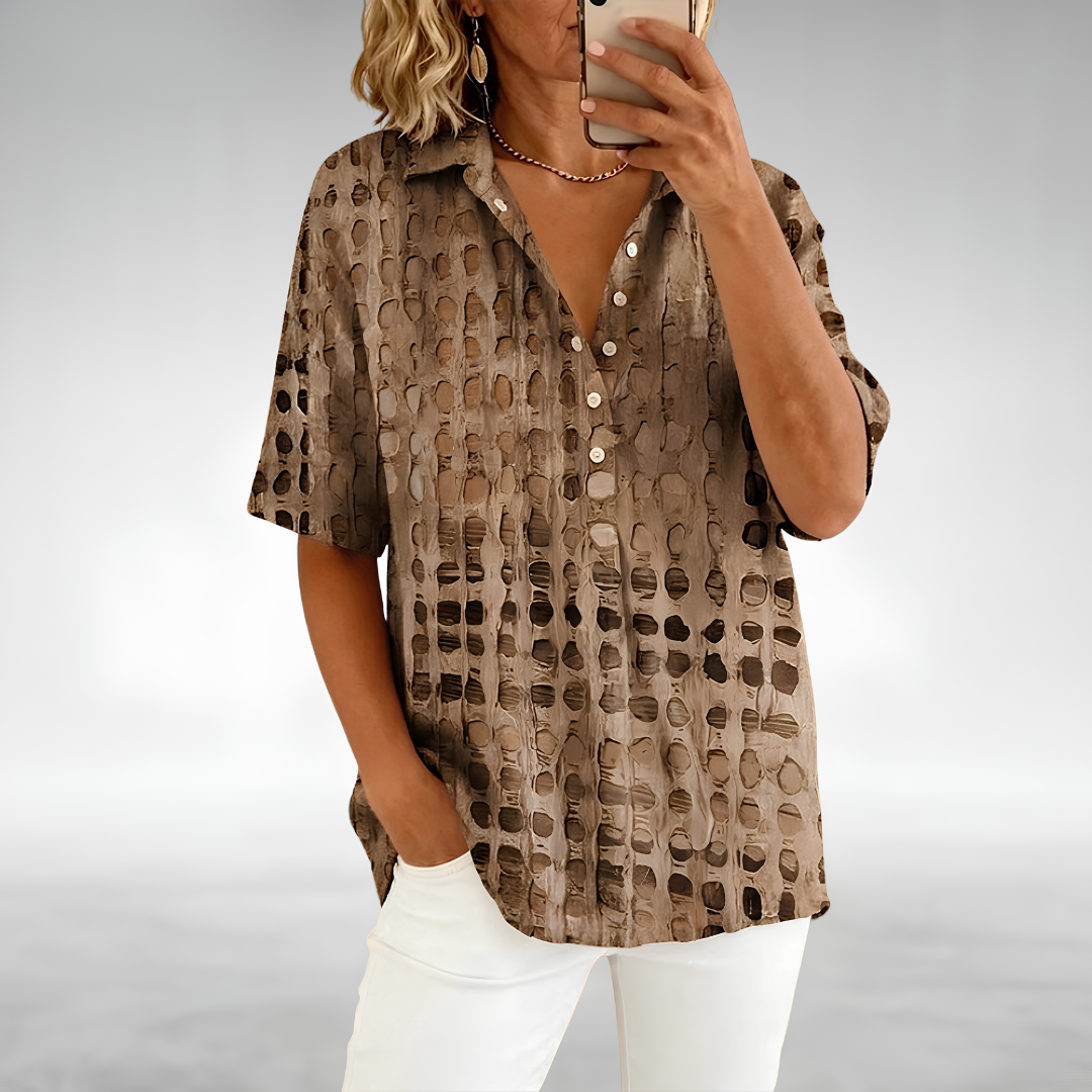 Top de mujer con diseño calado y cuello abotonado