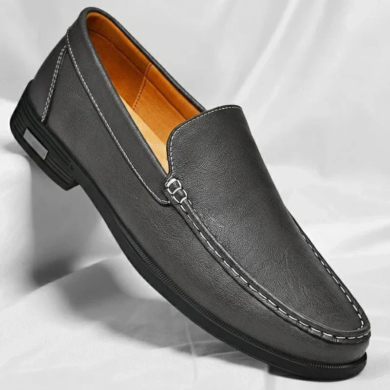 Mocasines de hombre en cuero genuino con costuras contrastantes