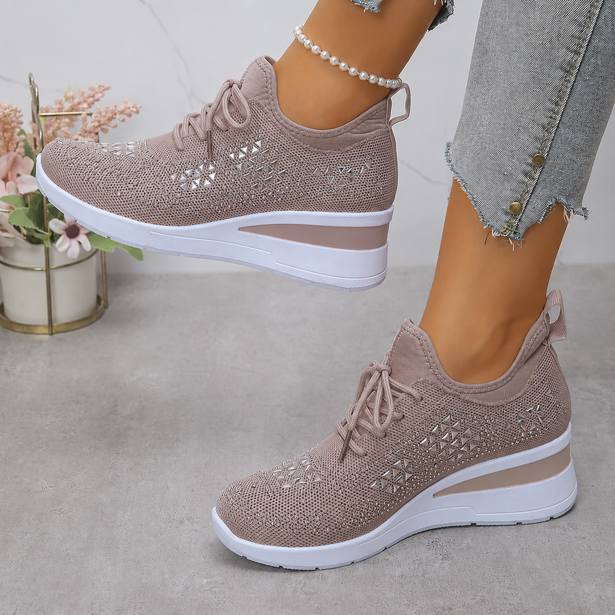 Zapatillas mujer con cuña y detalles brillantes