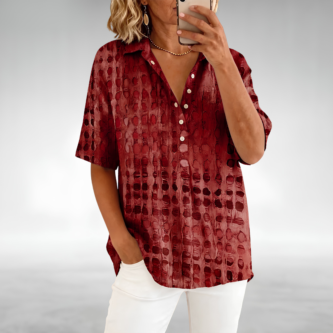 Top de mujer con diseño calado y cuello abotonado