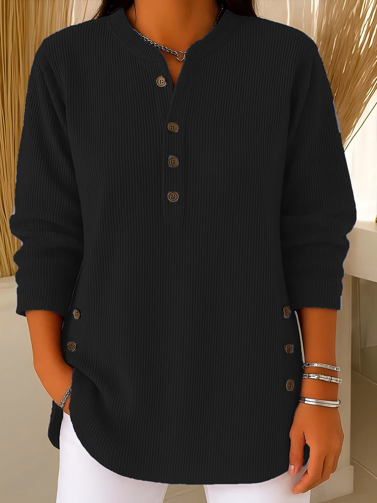 Blusa de mujer con textura acanalada, botones y mangas largas