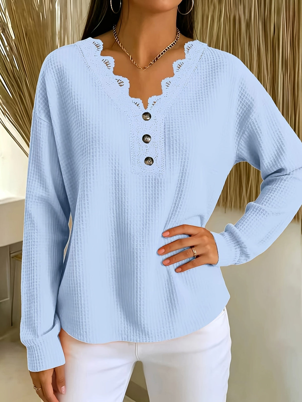Blusa texturizada para mujer con encaje y botones decorativos