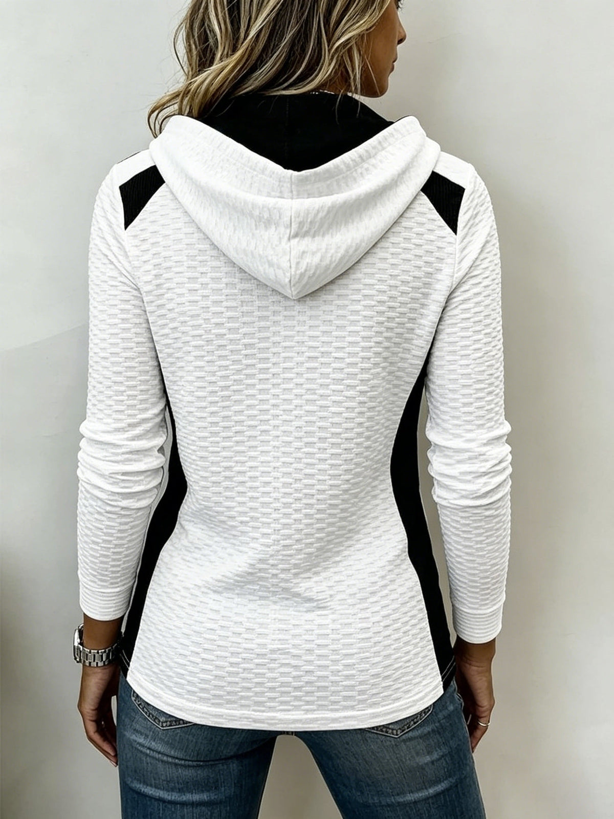 Top de mujer con capucha y detalles en contraste de estilo casual