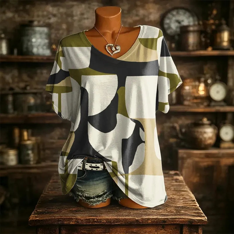 Camiseta mujer con estampado abstracto y cuello en V
