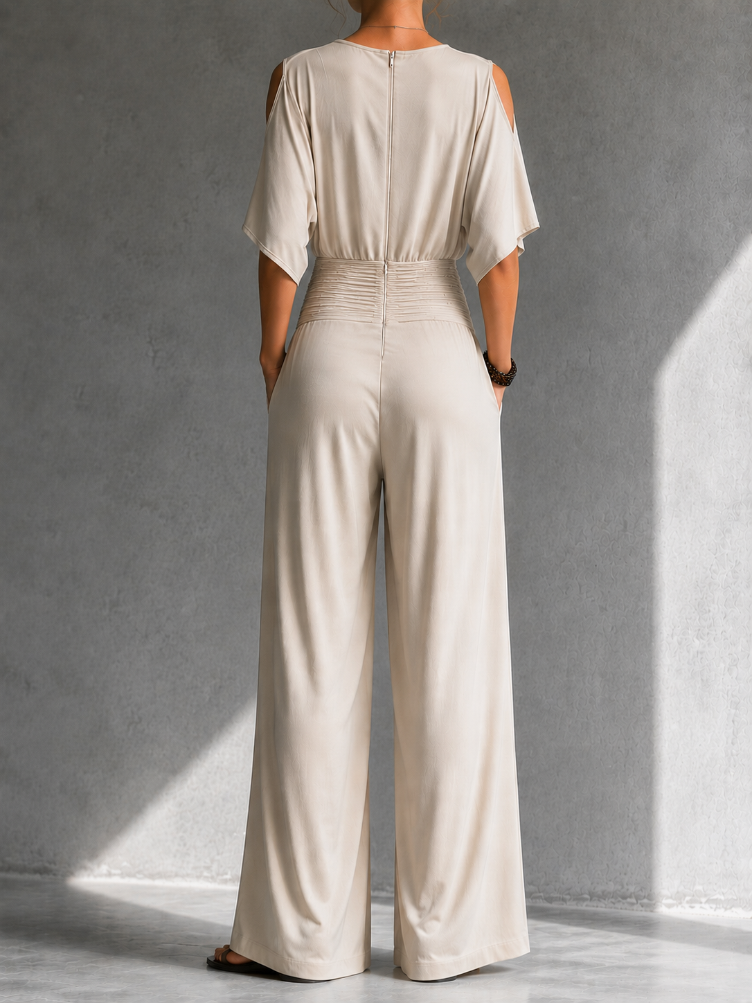 Mono elegante mujer con escote cruzado y cintura fruncida