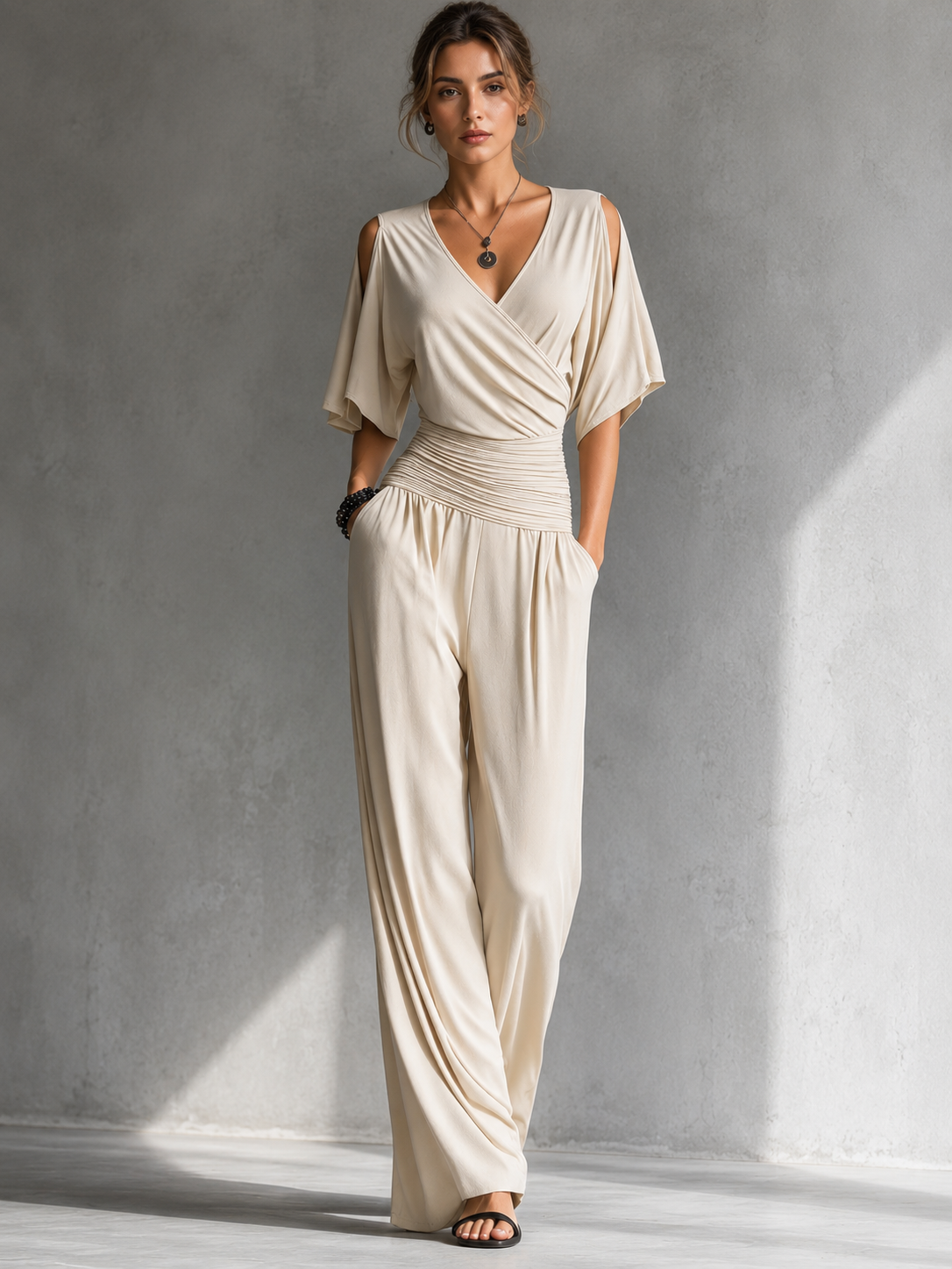 Mono elegante mujer con escote cruzado y cintura fruncida