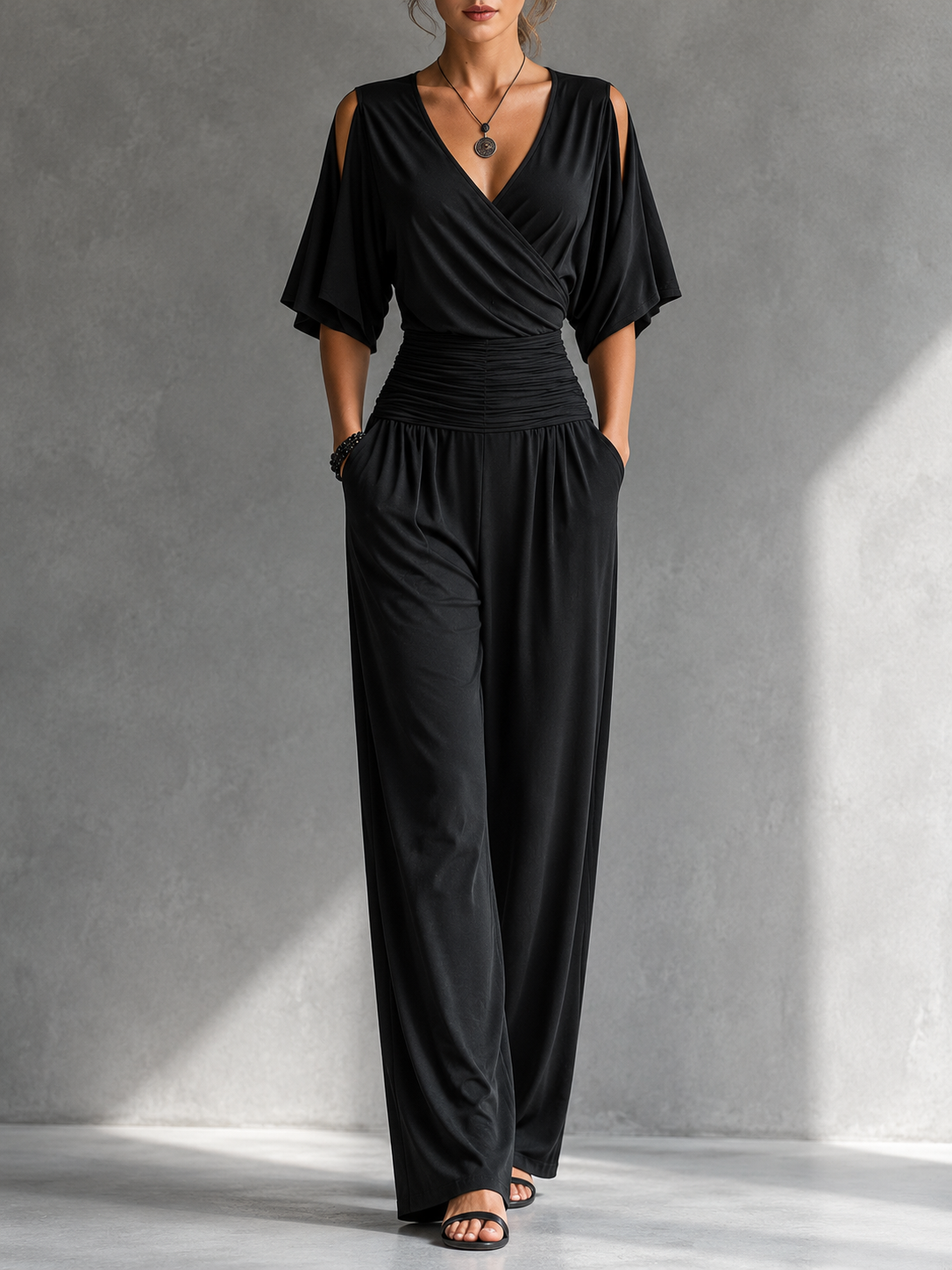 Mono elegante mujer con escote cruzado y cintura fruncida