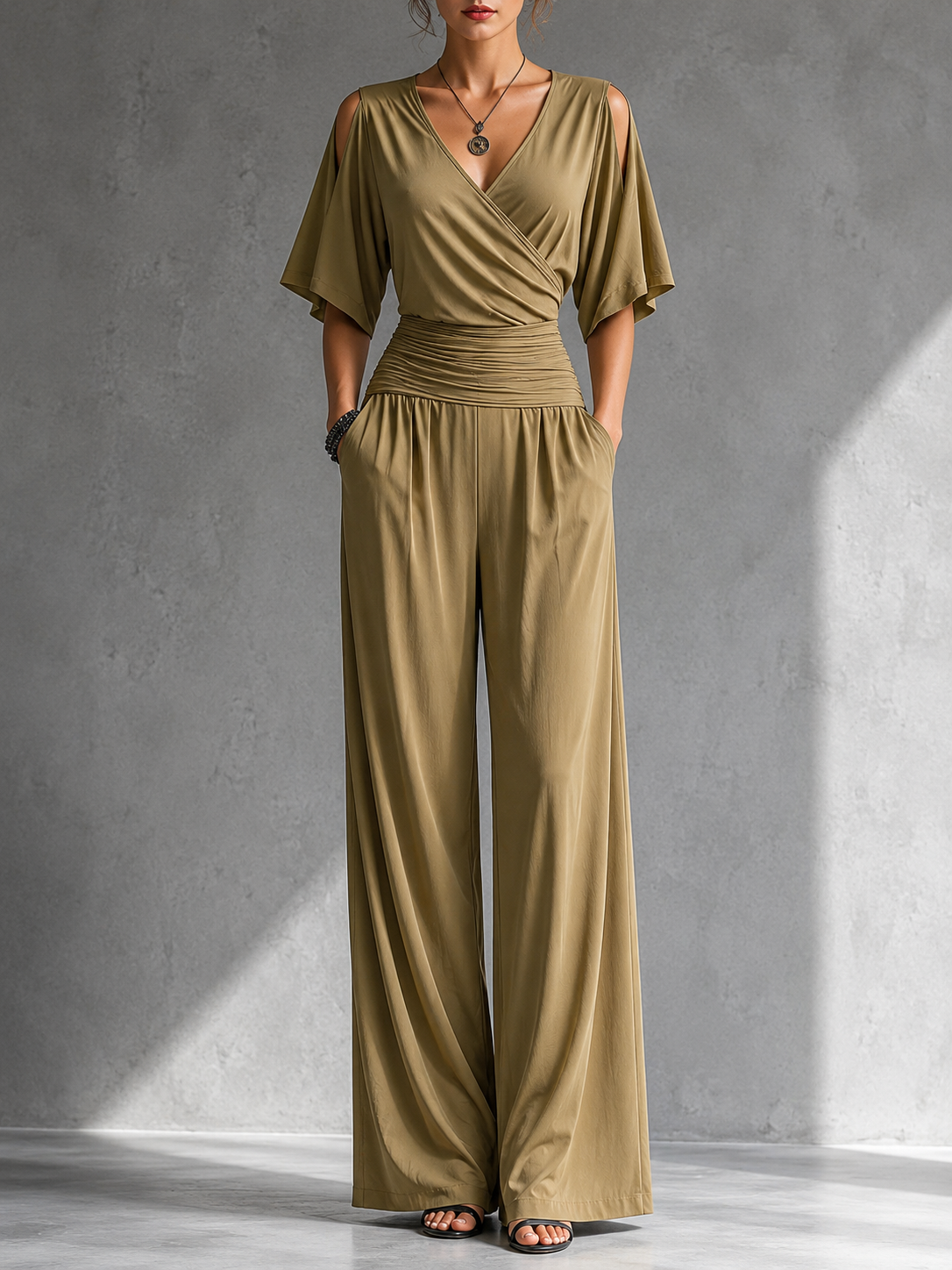 Mono elegante mujer con escote cruzado y cintura fruncida