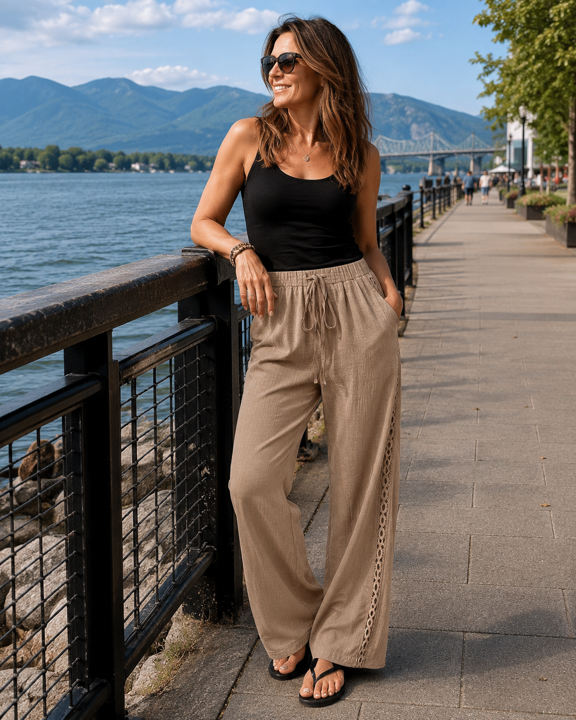 Pantalón mujer fluido con encaje lateral y cintura ajustable