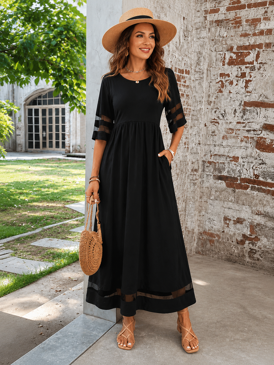 Vestido largo femenino de tejido ligero con detalles transparentes