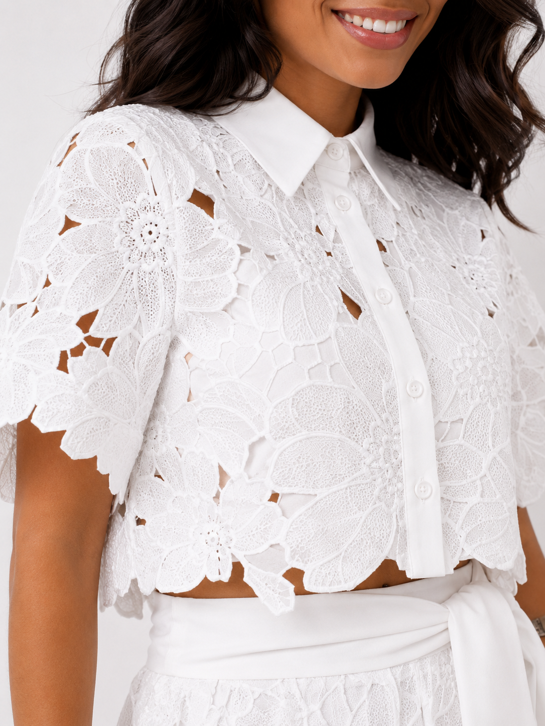 Conjunto elegante para mujer con detalles florales calados
