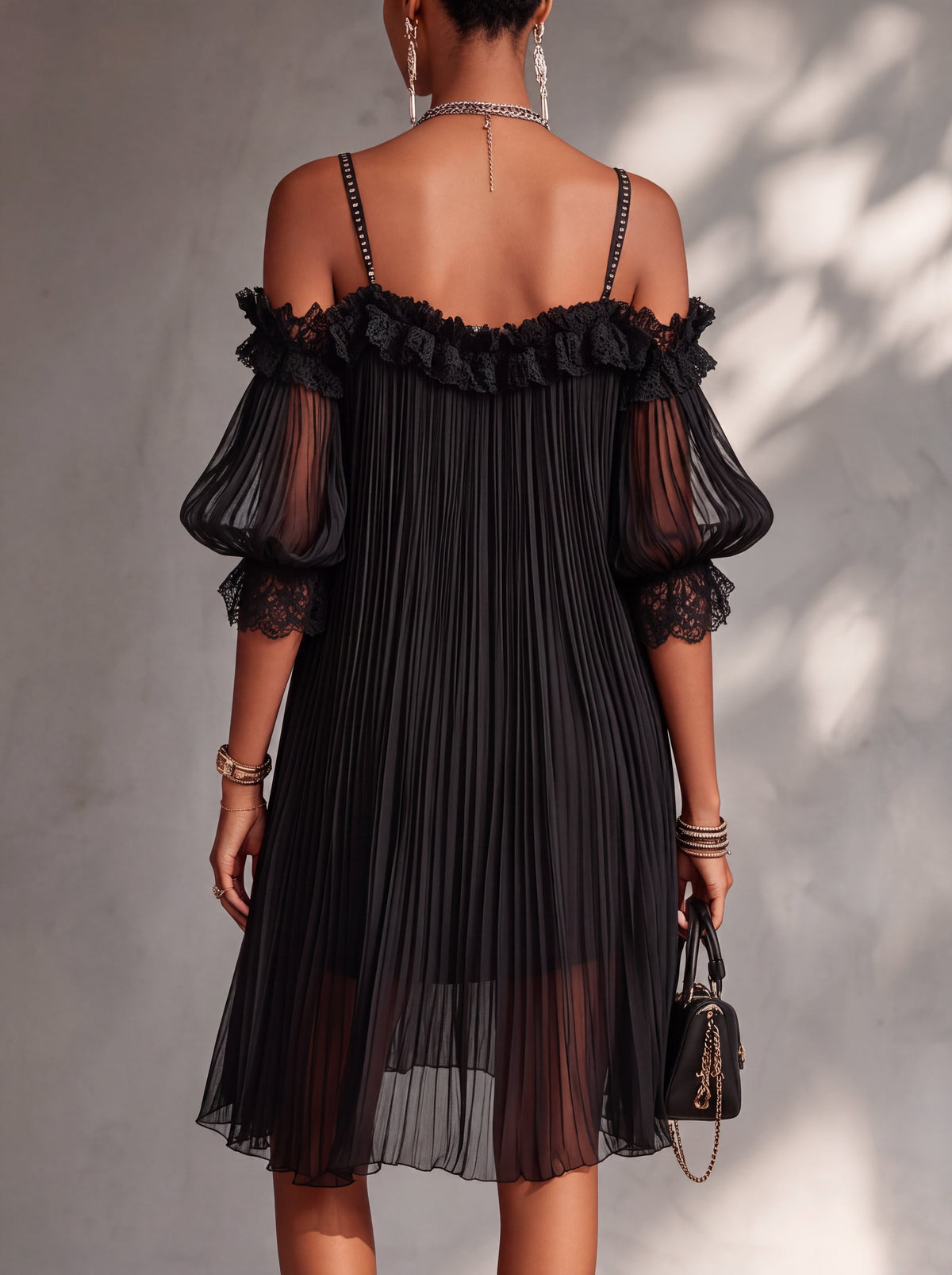 Vestido corto negro de mujer en chiffon con encaje y hombros descubiertos