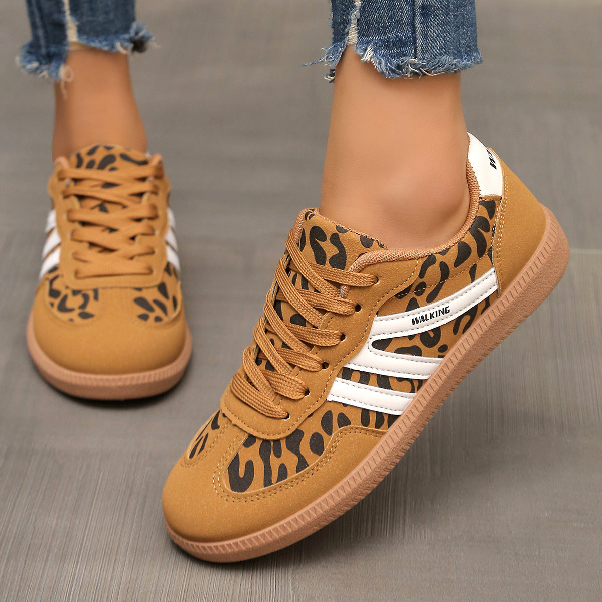 Zapatillas casuales para mujer con cordones y detalles contrastantes