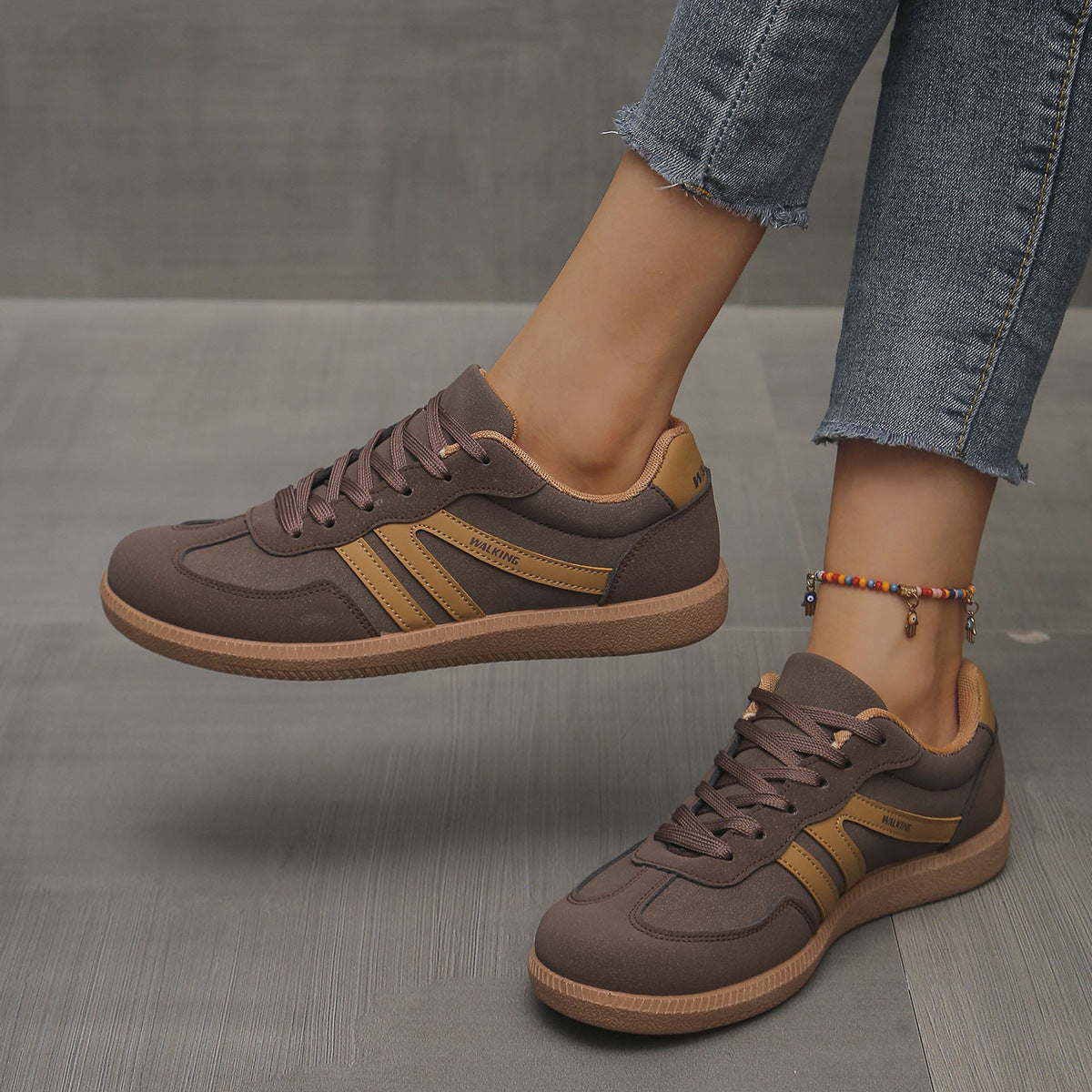 Zapatillas casuales para mujer con cordones y detalles contrastantes