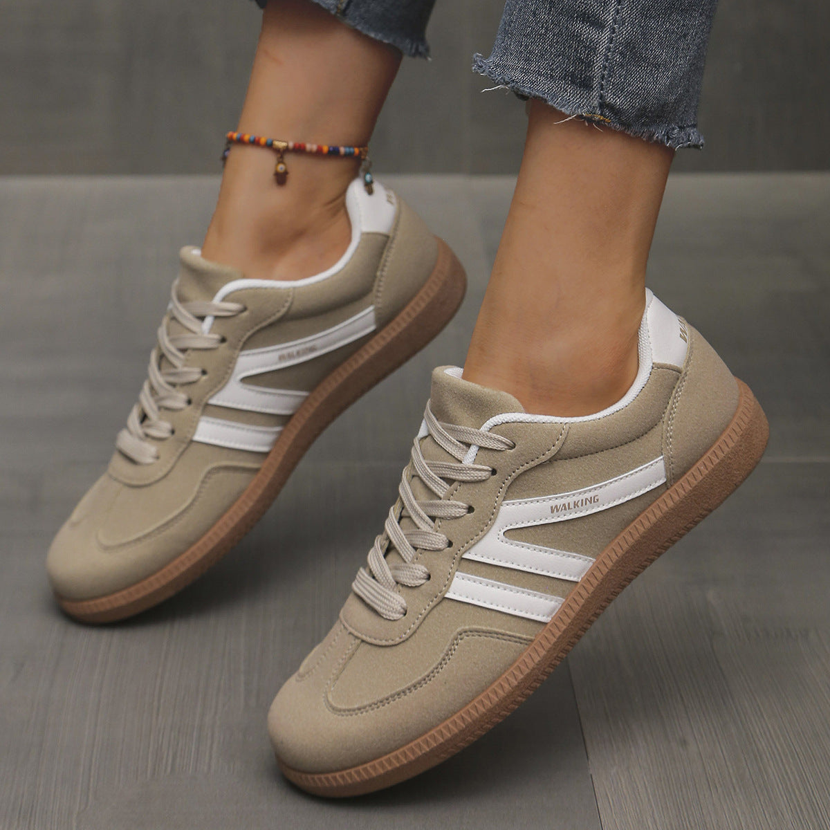 Zapatillas casuales para mujer con cordones y detalles contrastantes