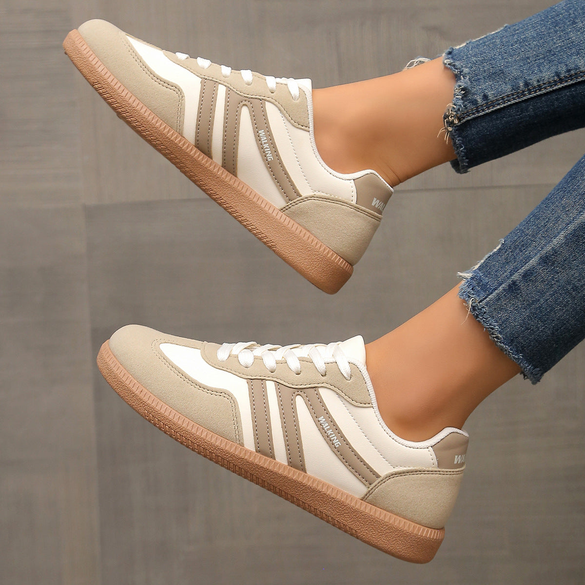 Zapatillas casuales para mujer con cordones y detalles contrastantes