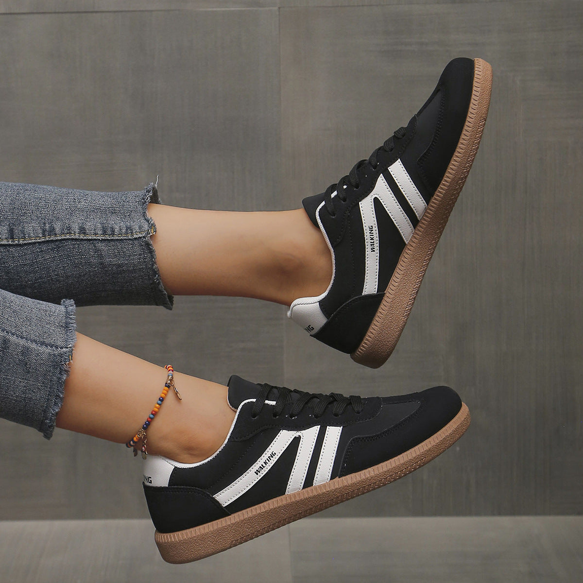 Zapatillas casuales para mujer con cordones y detalles contrastantes