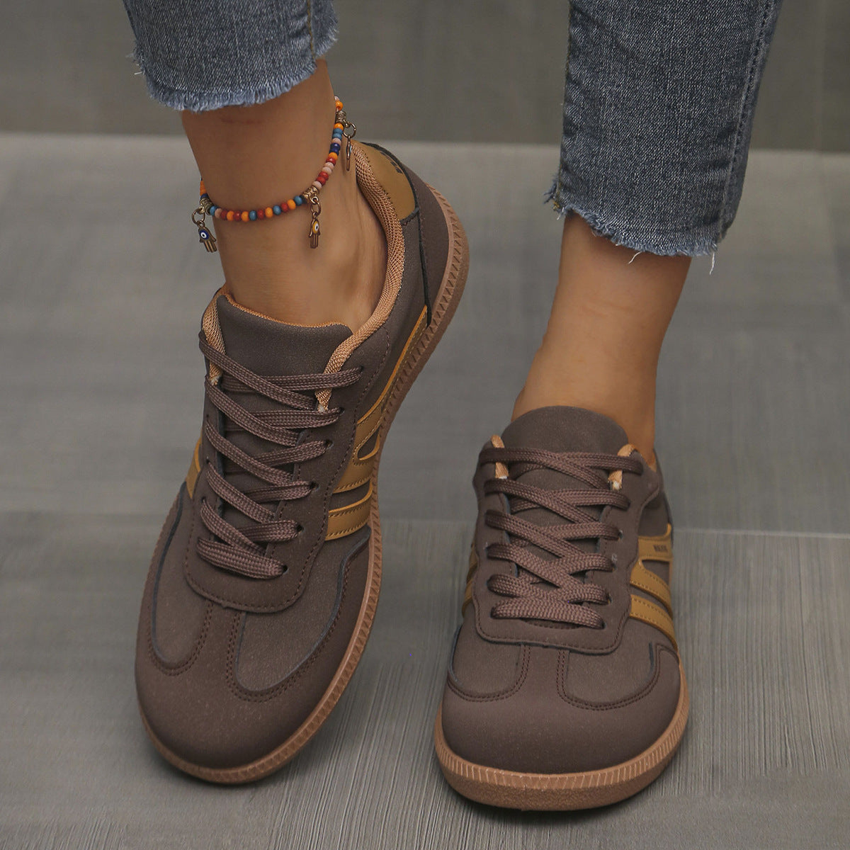Zapatillas casuales para mujer con cordones y detalles contrastantes