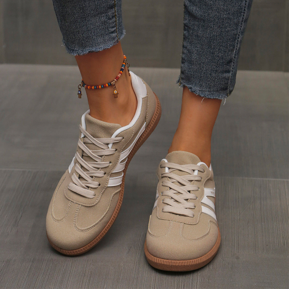 Zapatillas casuales para mujer con cordones y detalles contrastantes