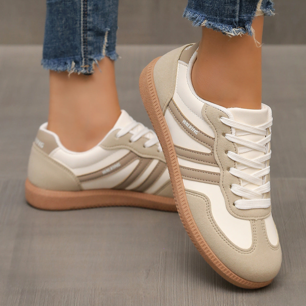 Zapatillas casuales para mujer con cordones y detalles contrastantes