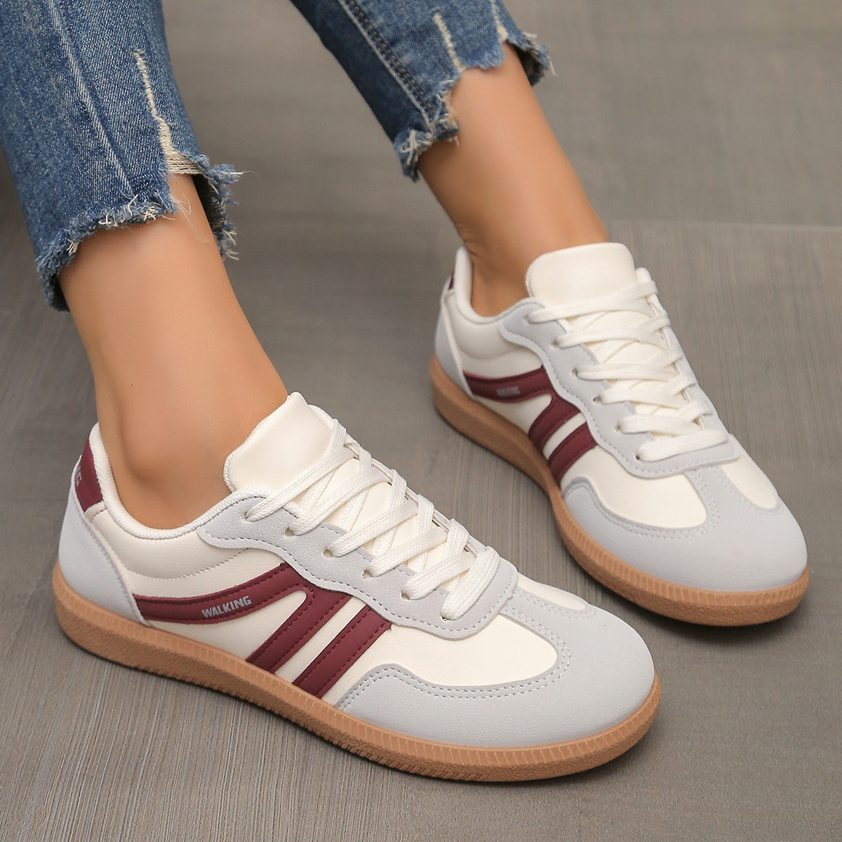 Zapatillas casuales para mujer con cordones y detalles contrastantes