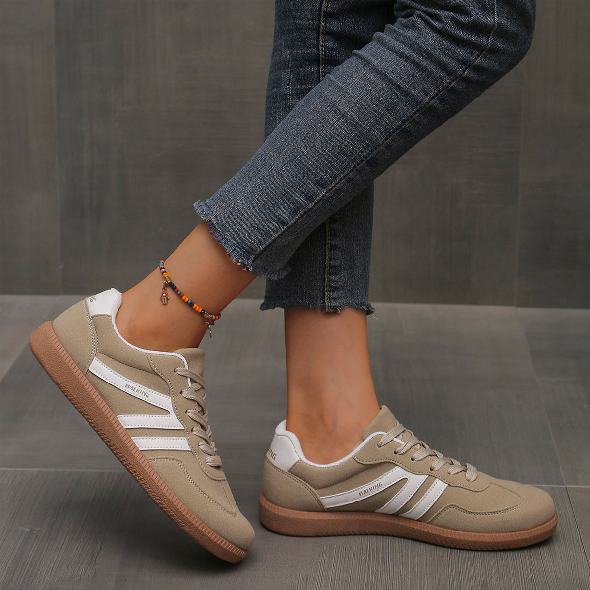 Zapatillas casuales para mujer con cordones y detalles contrastantes