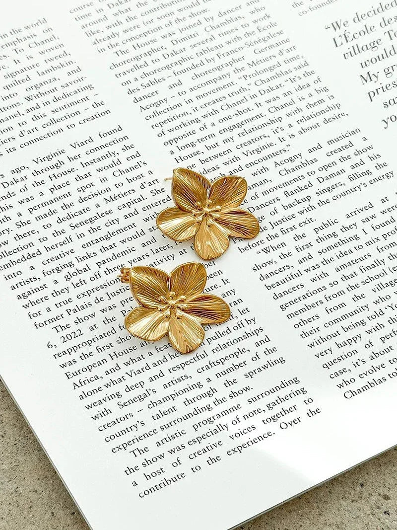 Pendientes florales dorados mujer – aretes elegantes con baño de oro