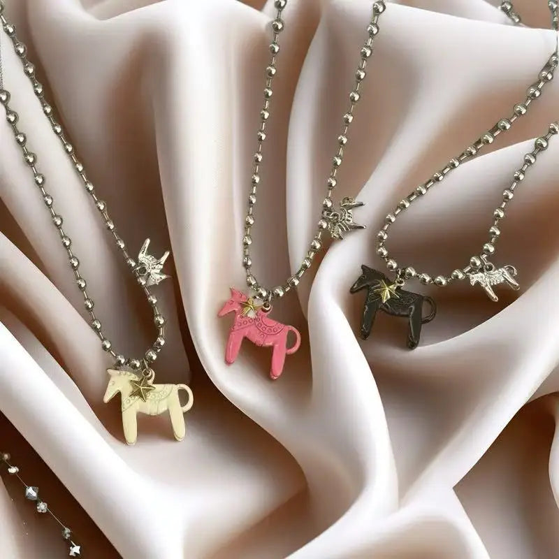Collar mujer de cuentas plateadas con colgante de caballo esmaltado