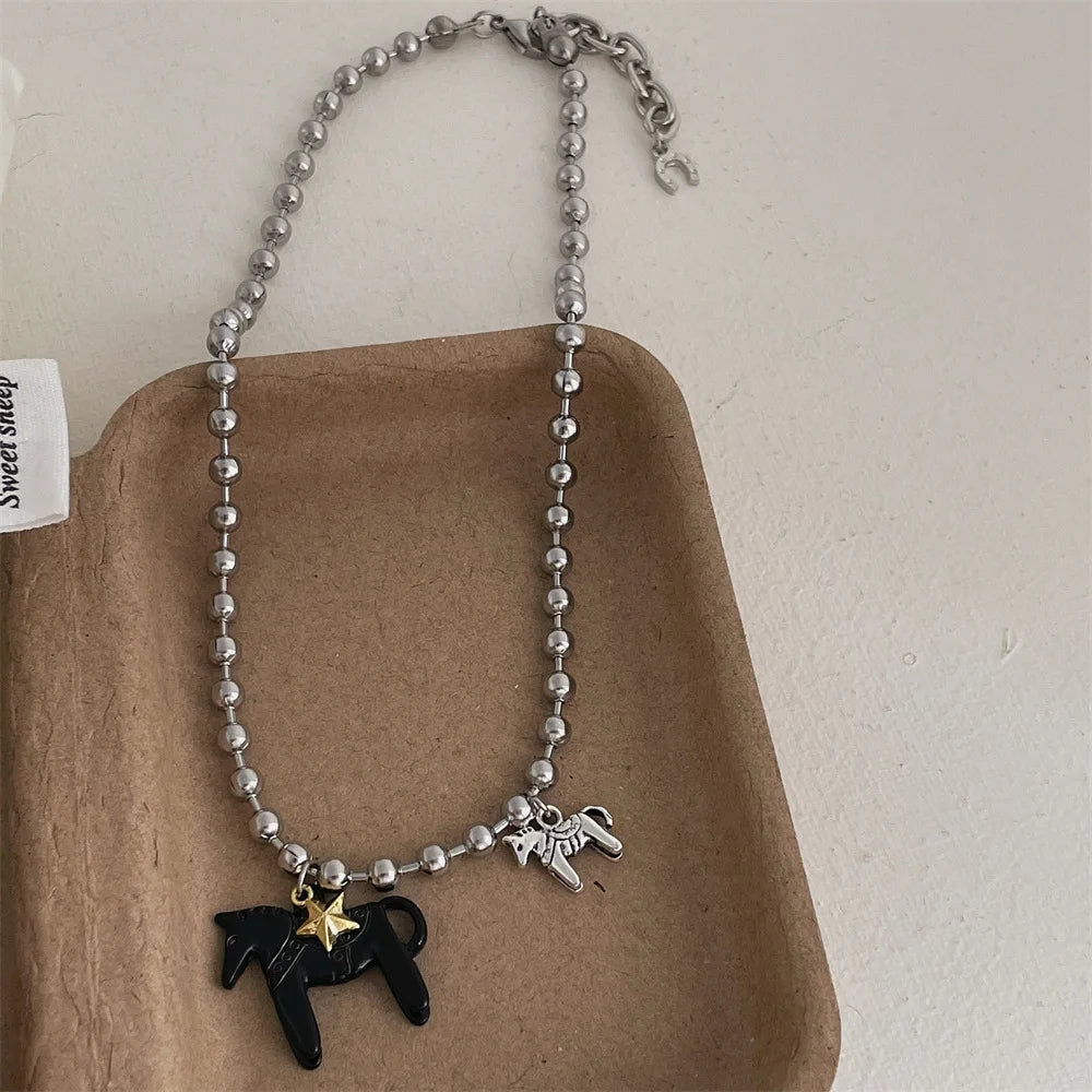 Collar mujer de cuentas plateadas con colgante de caballo esmaltado