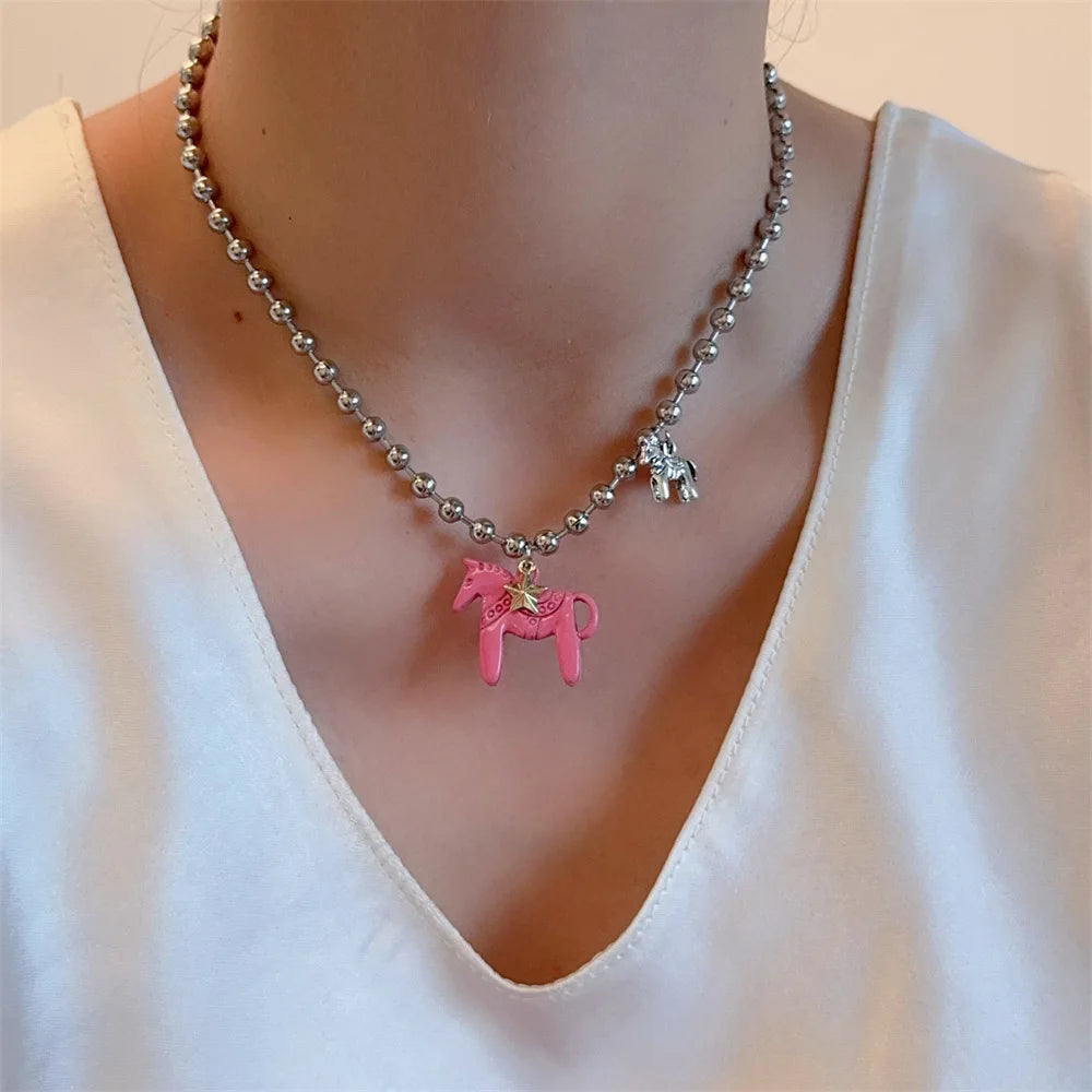 Collar mujer de cuentas plateadas con colgante de caballo esmaltado