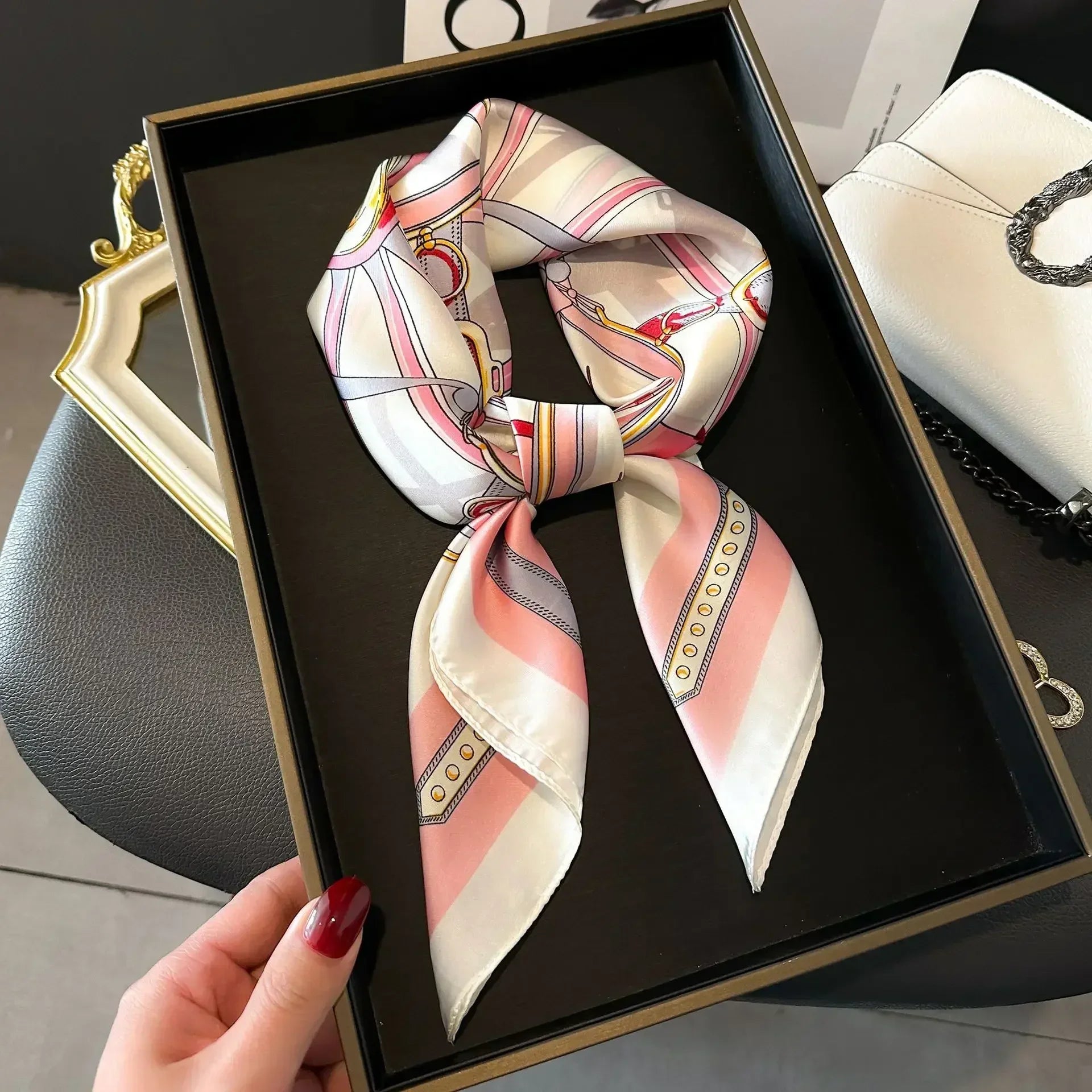 Pañuelo cuadrado mujer satinado con estampado elegante multifunción