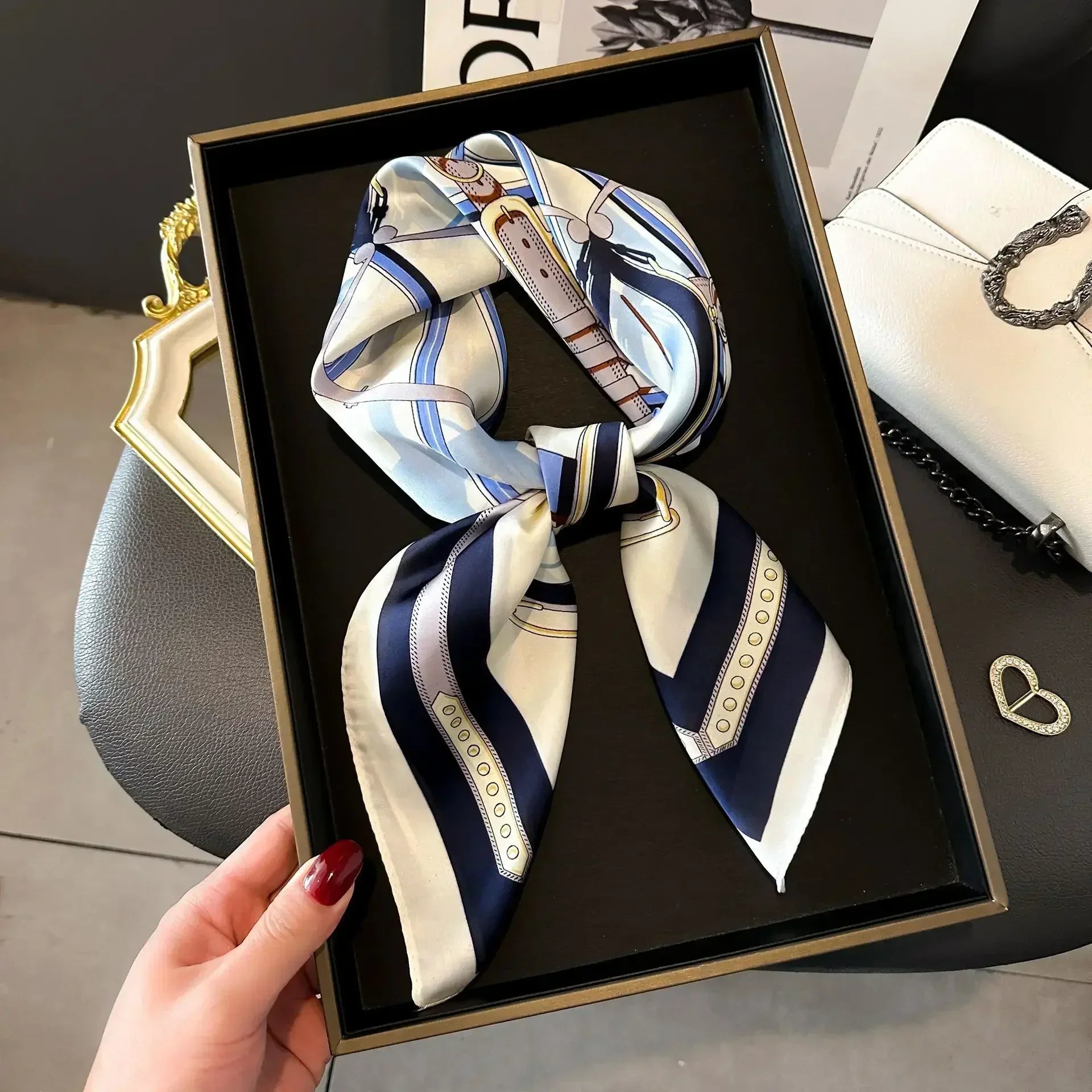 Pañuelo cuadrado mujer satinado con estampado elegante multifunción