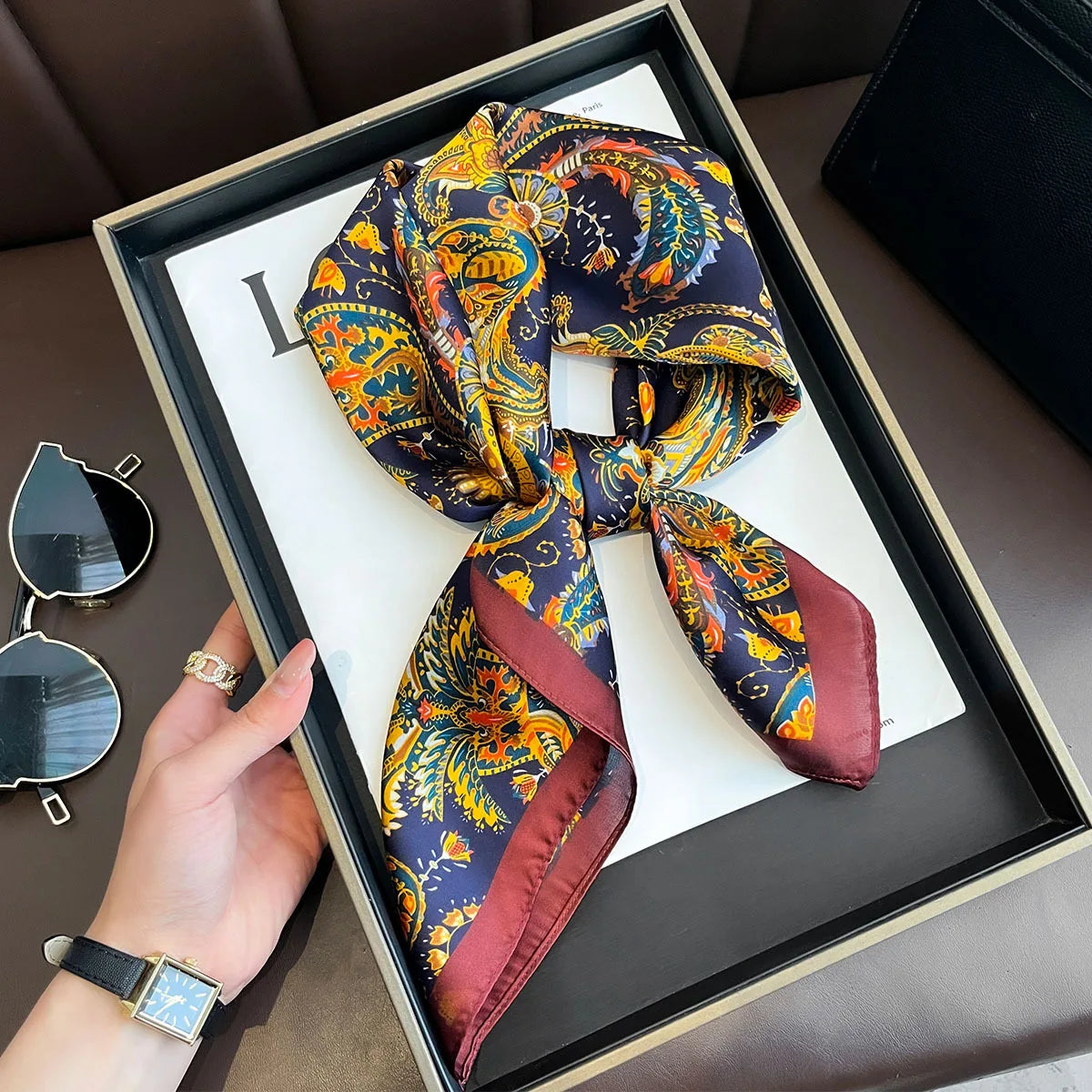 Pañuelo cuadrado mujer satinado con estampado elegante multifunción
