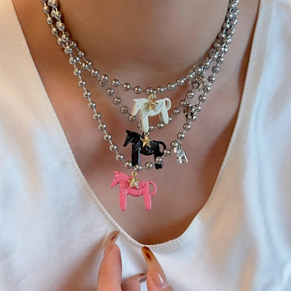 Collar mujer de cuentas plateadas con colgante de caballo esmaltado