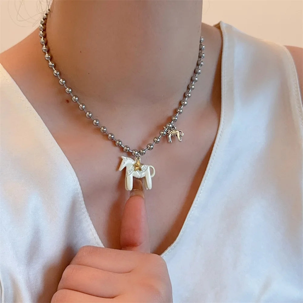 Collar mujer de cuentas plateadas con colgante de caballo esmaltado