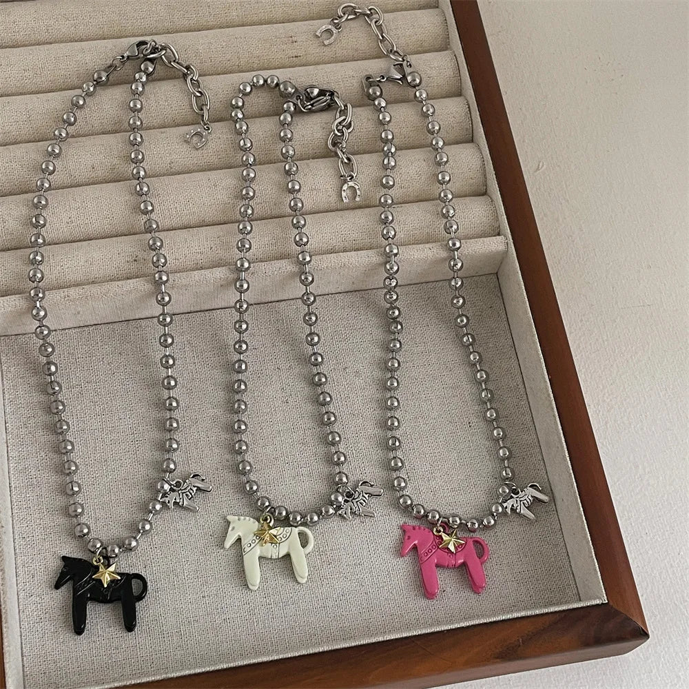 Collar mujer de cuentas plateadas con colgante de caballo esmaltado