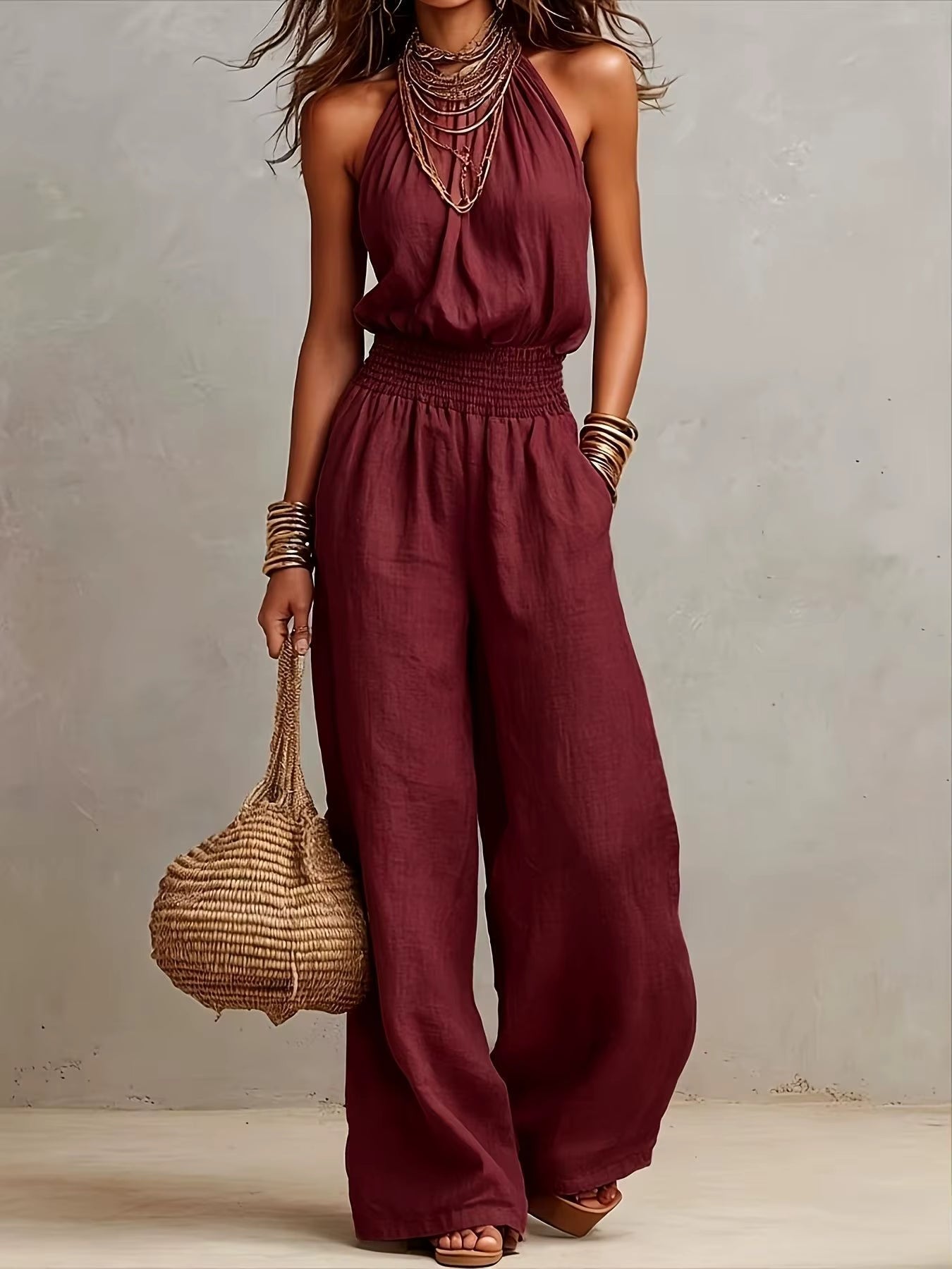 Mono mujer de espalda descubierta con escote halter y pierna ancha