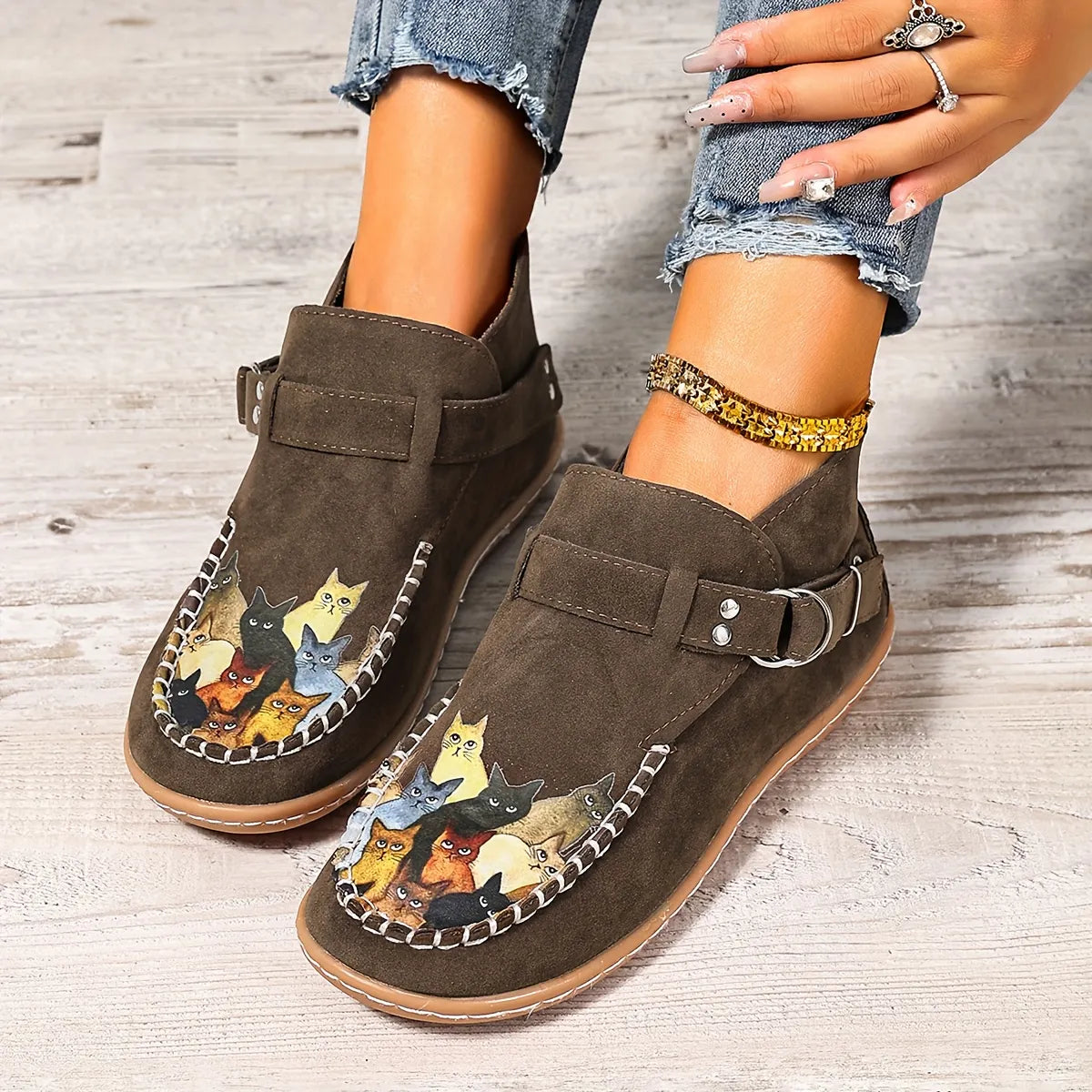 Botines bajos para mujer con estampado de gatos y tira lateral