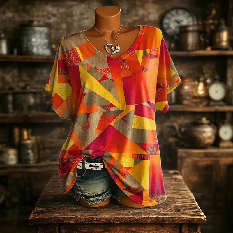 Camiseta mujer con estampado abstracto y cuello en V