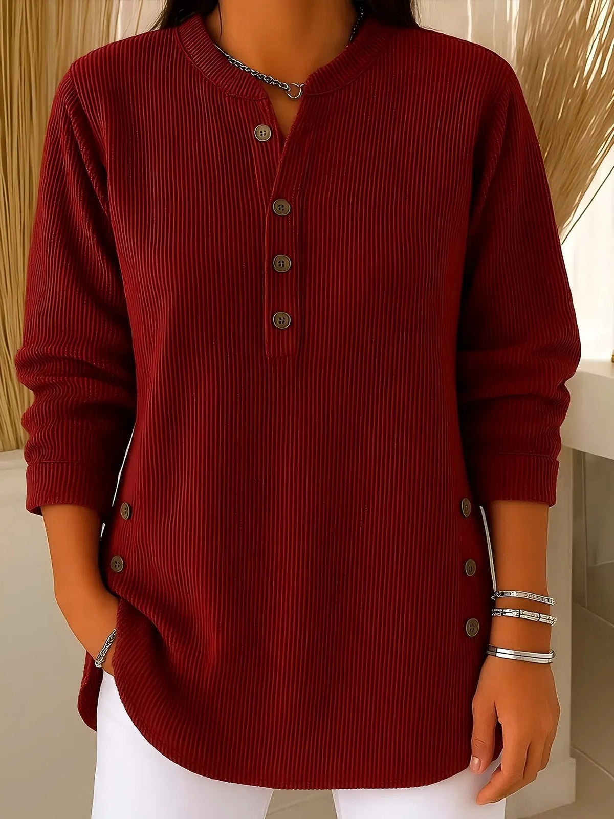 Blusa de mujer con textura acanalada, botones y mangas largas