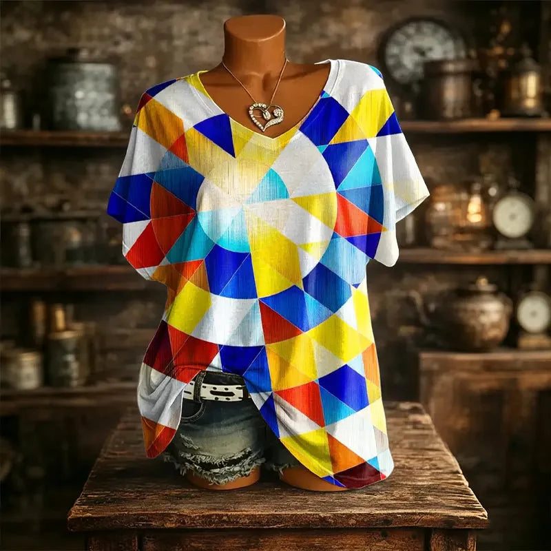Camiseta mujer con estampado abstracto y cuello en V