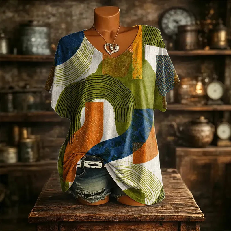 Camiseta mujer con estampado abstracto y cuello en V