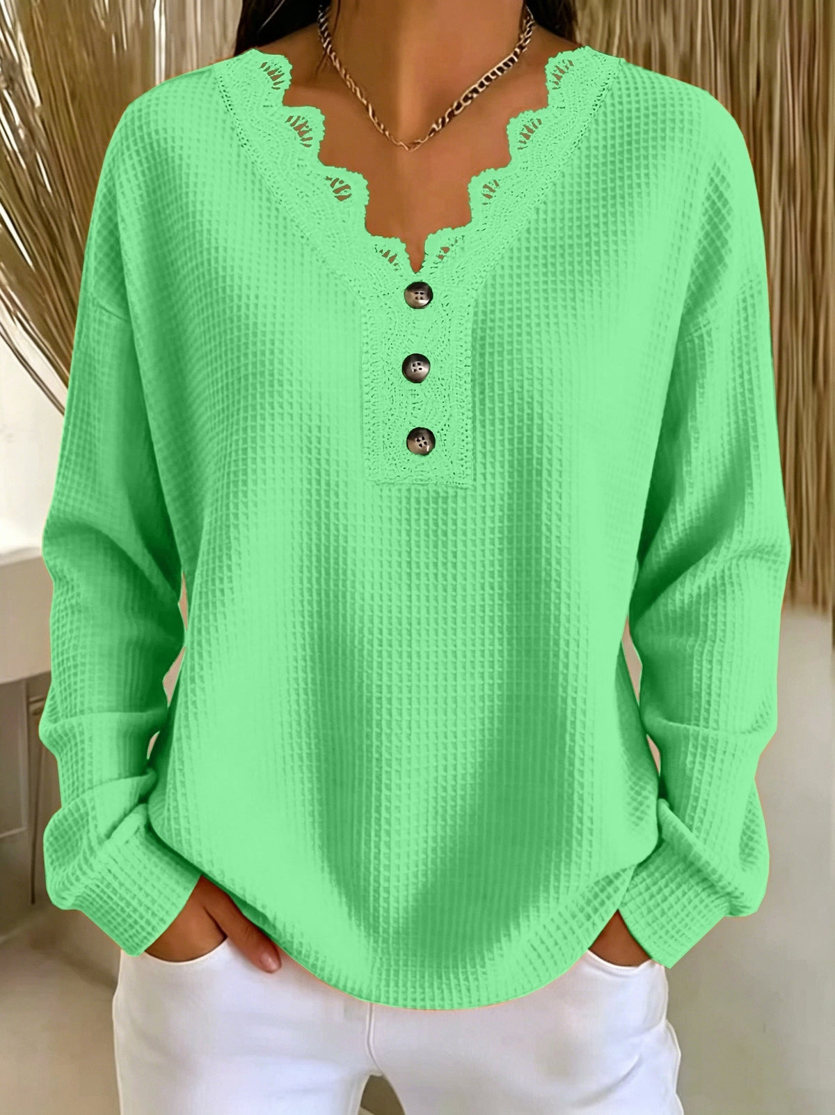 Blusa texturizada para mujer con encaje y botones decorativos