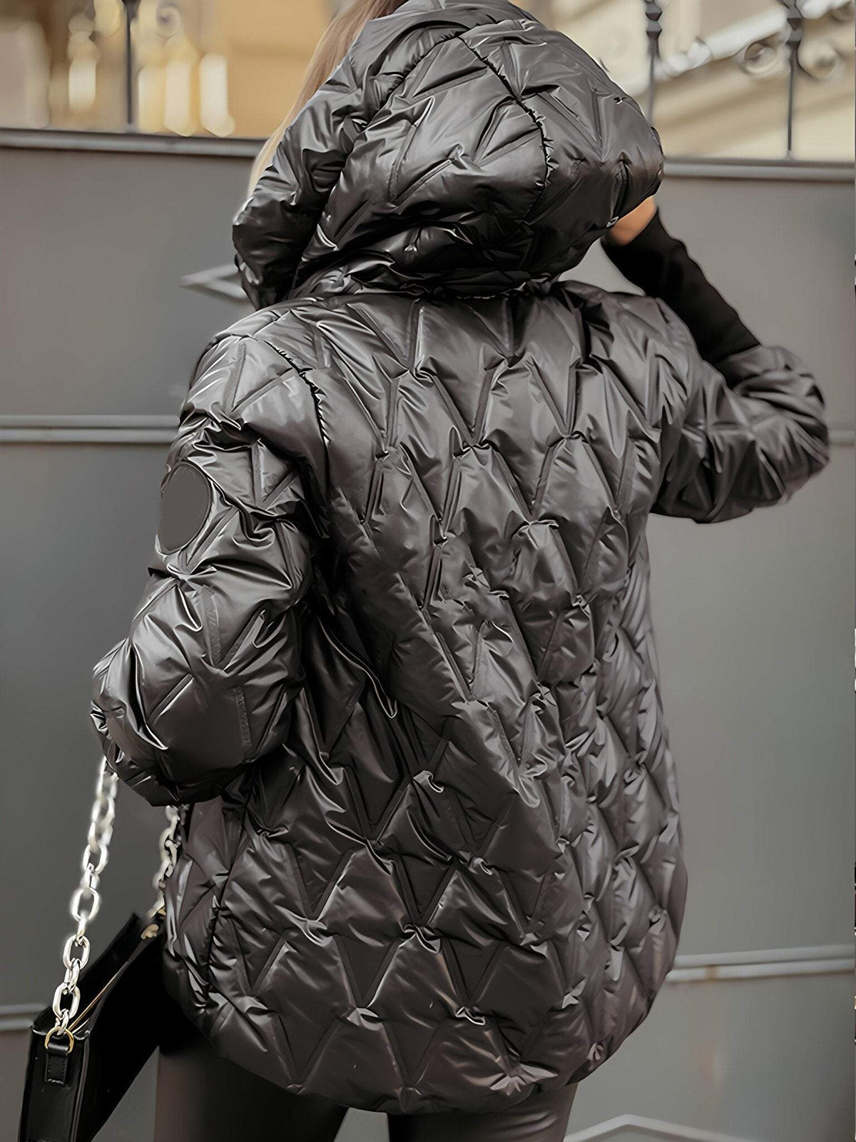 Chaqueta acolchada de mujer con capucha y patrón de rombos moderno