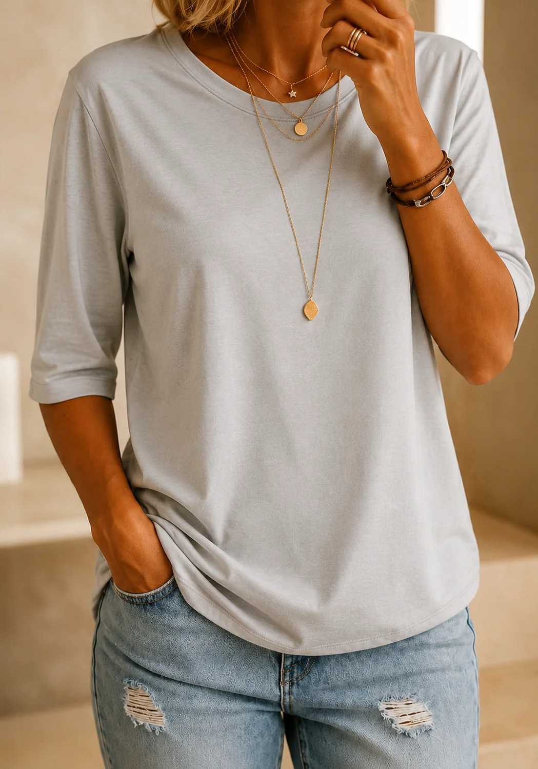 Camiseta casual de mujer con cuello redondo y mangas tres cuartos