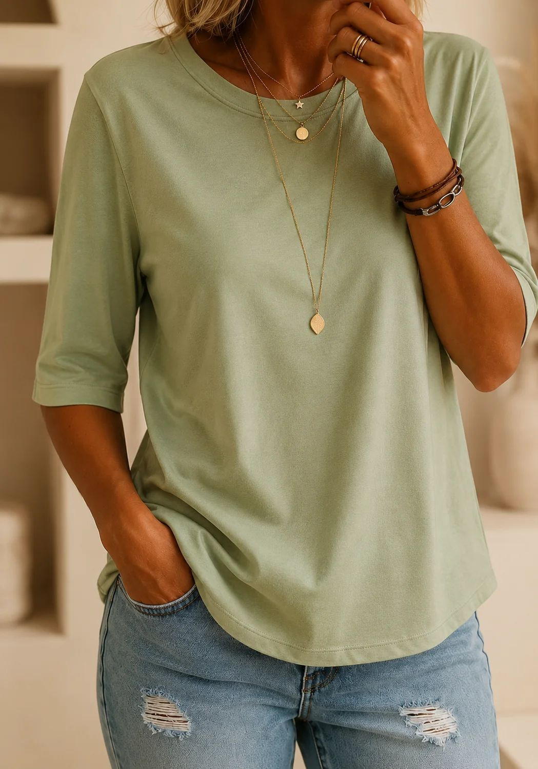 Camiseta casual de mujer con cuello redondo y mangas tres cuartos