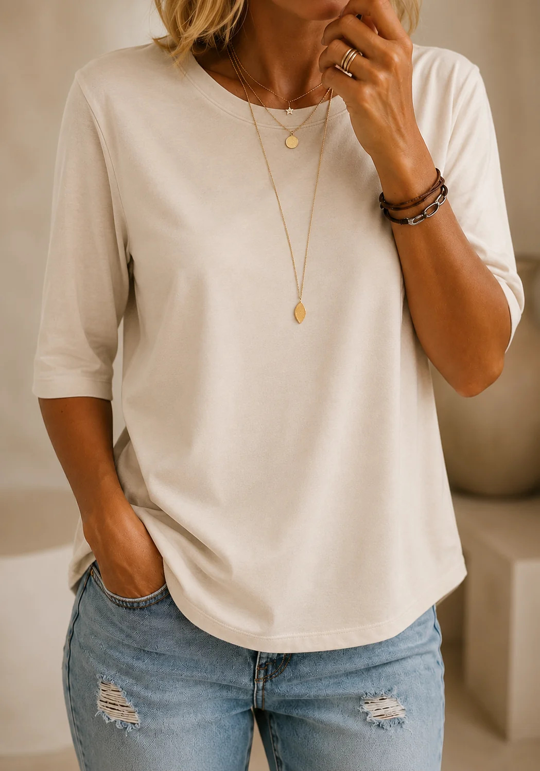 Camiseta casual de mujer con cuello redondo y mangas tres cuartos