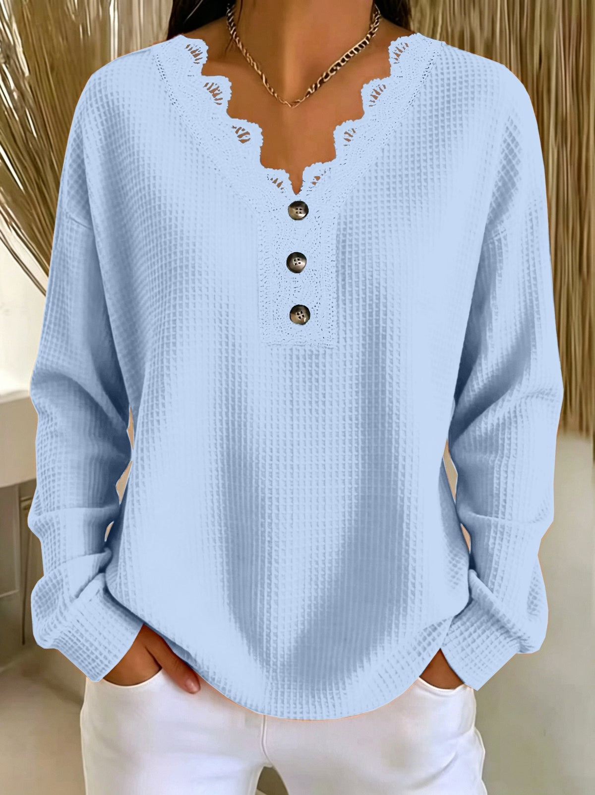 Blusa texturizada para mujer con encaje y botones decorativos