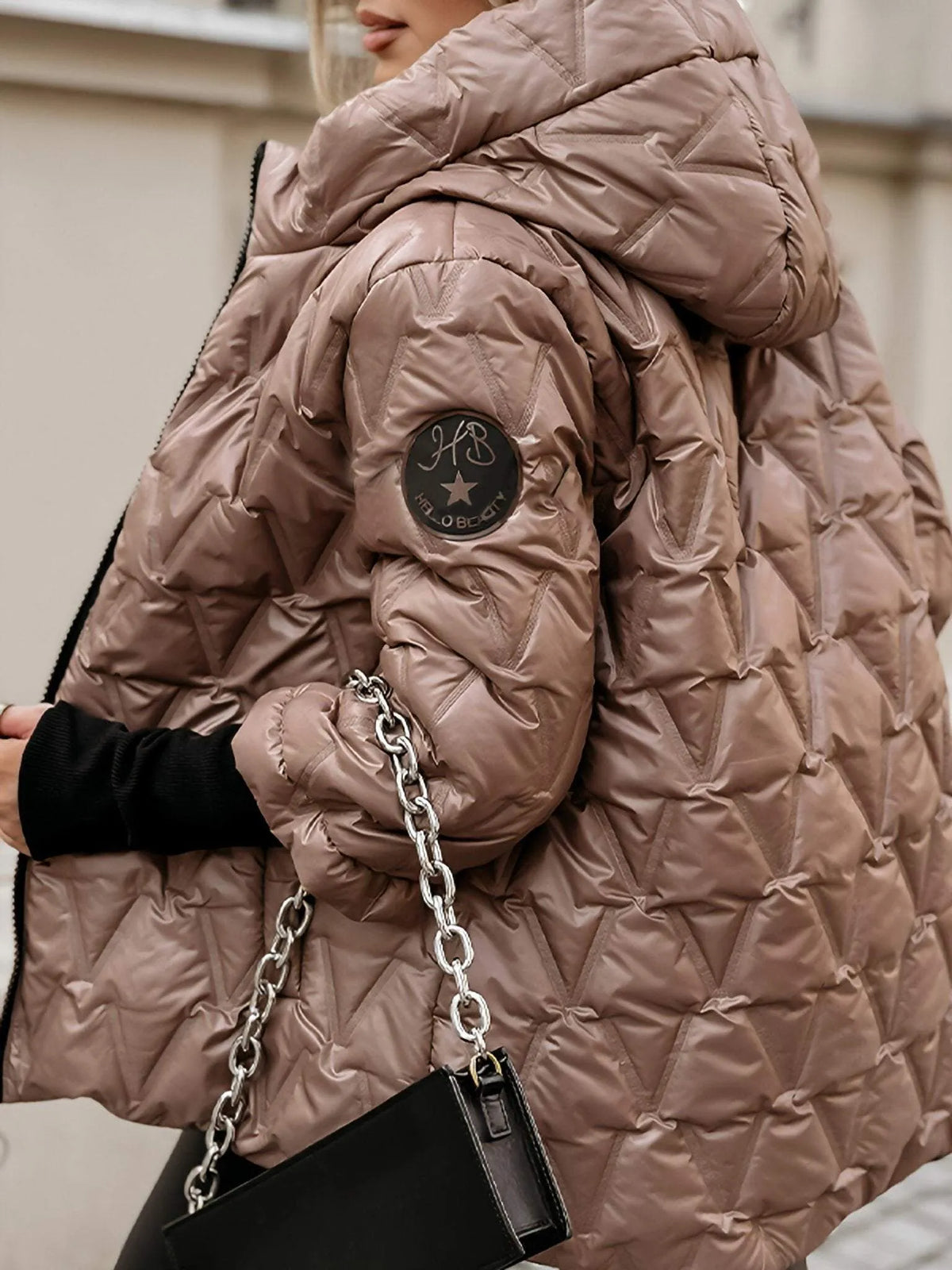 Chaqueta acolchada de mujer con capucha y patrón de rombos moderno
