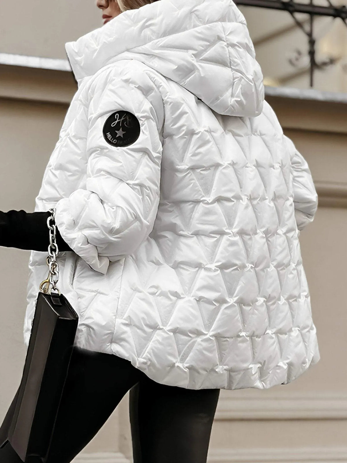 Chaqueta acolchada de mujer con capucha y patrón de rombos moderno